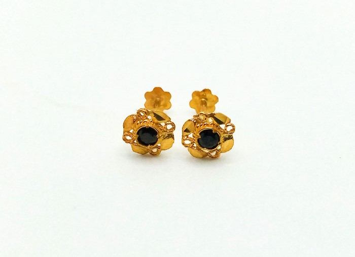 Pure Gold Enhances Black Stone Tops